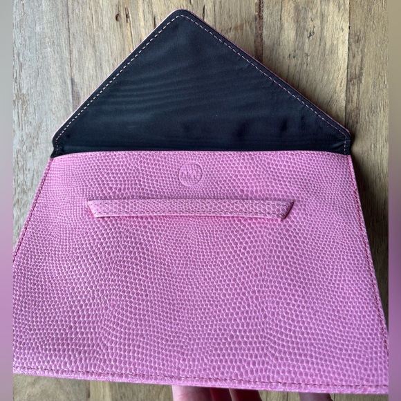 AMI Lizard Pebbled Leather Envelope Pink - Picture 9 of 11
